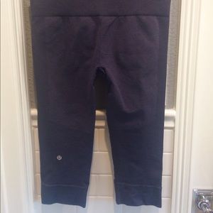 Lululemon seamlessly Street Crop in navy purple